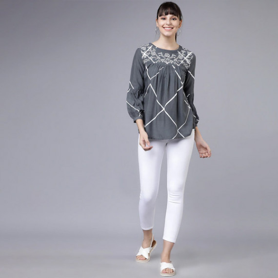 https://www.easyeleganz.com/products/women-grey-and-white-printed-a-line-top