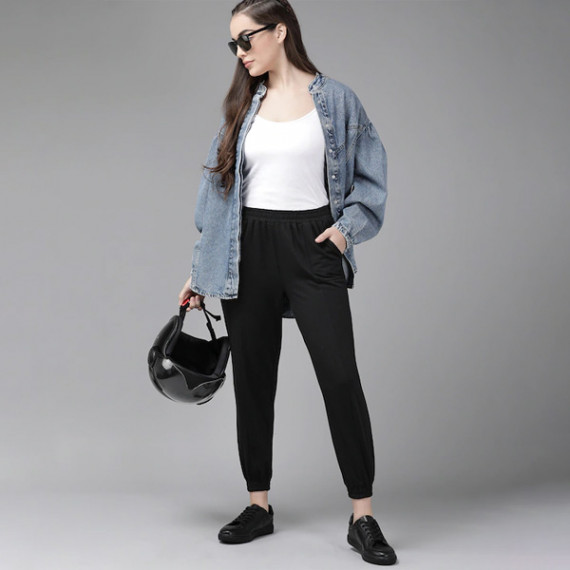 https://www.easyeleganz.com/products/women-black-solid-straight-fit-cropped-joggers