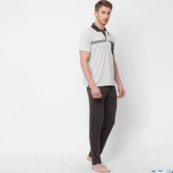https://www.easyeleganz.com/products/men-white-grey-striped-pure-cotton-night-suit